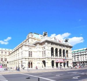 800px-Wien_-_Staatsoper_(2)